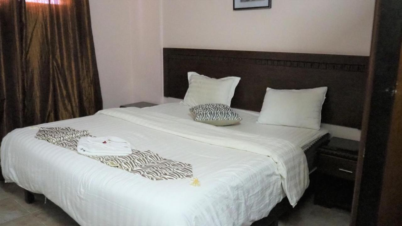 Al Fawanes Hotel Apartments Амман Экстерьер фото