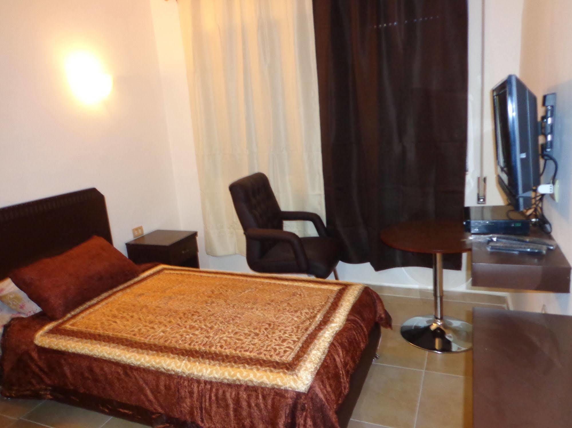 Al Fawanes Hotel Apartments Амман Экстерьер фото