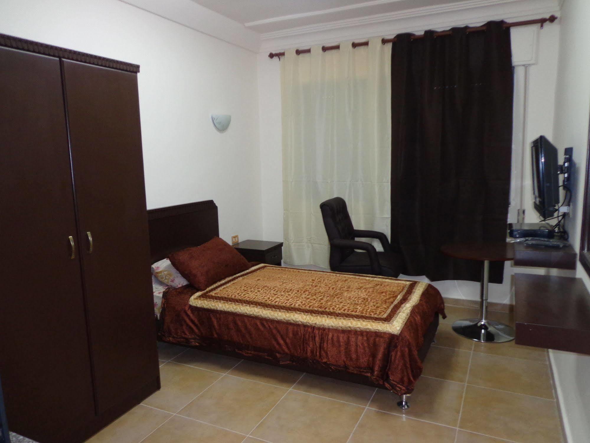 Al Fawanes Hotel Apartments Амман Экстерьер фото